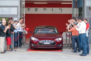 Die ersten Schweizer bekommen ihr Elektroauto Model S von Tesla Motors in Winterthur. Bildquelle: Tesla Motors