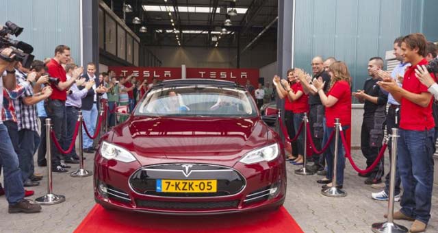 Hier wird die Auslieferung des Elektroauto Tesla Model S in Tilburg (Niederlande) gefeiert. Bildquelle: Tesla Motors