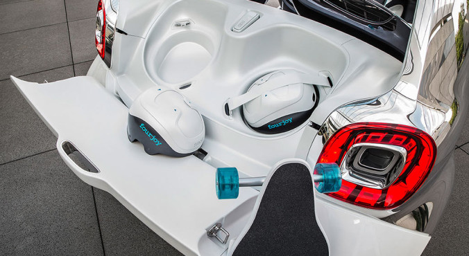 Das Elektroauto smart Auch die 2 Longboards und die 2 Helme gehören zu dem Stromer. Das Elektroauto smart ForJoy wird auf der IAA präsentiert. Bildquelle: Smart/Daimler