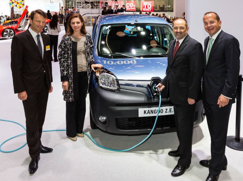 Elektroauto Renault Kangoo Z.E., IAA 2013, Renault, v.l.n.r., Uwe Hochgeschurtz, Flottendirektor Renault SAS, Béatrice Foucher, Manager of Renault’s Electric Vehicle programme, Gerhard Dech, Deutsche Bahn, Achim Schaible, Vorstandsvorsitzender Renault Deutschland AG. Bildquelle: Renault
