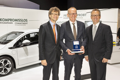 Opel-Chef Karl-Thomas Neumann nimmt den eCar Award für den Ampera auf der IAA entgegen. Foto: Opel/Auto-Reporter.NET