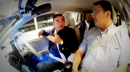 Carlos Ghosn testet autonom fahrenden Leaf. Foto: Nissan/Auto-Reporter.NET
