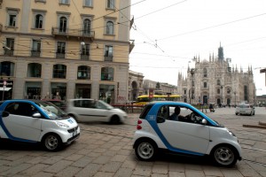 Carsharing in Mailand, weltweit gibt es über 9.500 dieser weiß/blauen smart fortwo. Bei 1.100 davon handelt es sich um das Elektroauto smart fortwo Electric Drive. Bildquelle: Daimler/car2go