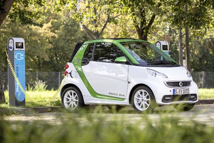 Das Elektroauto smart fortwo electric drive an einer Ladestation. Bildquelle: Daimler