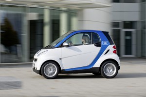 Bei den weiß-blauen smart fortwo handelt es sich um Fahrzeuge des Carsharing-Dientes car2go. Bildquelle: Daimler/car2go