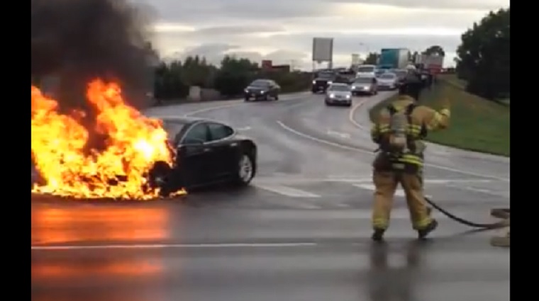 Das Bild zeigt das Elektroauto Tesla Model S, wie der vordere Bereich in Flammen steht. Bildquelle: Aj Gill/Youtube