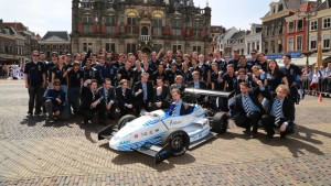 Das Rennteam, welches an dem Elektroauto DUT13 mitgewirkt hat. Bildquelle: Delft University of Technology