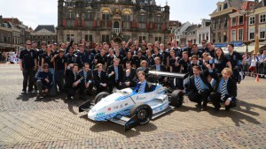 Das Rennteam, welches an dem Elektroauto DUT13 mitgewirkt hat. Bildquelle: Delft University of Technology 