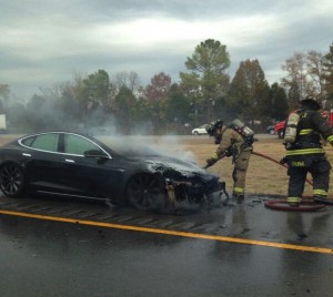 Das Elektroauto Tesla Model S wird gelöscht, der Unfall ereignete sich in Nashville (USA). Twitter user NASHVILLIAN