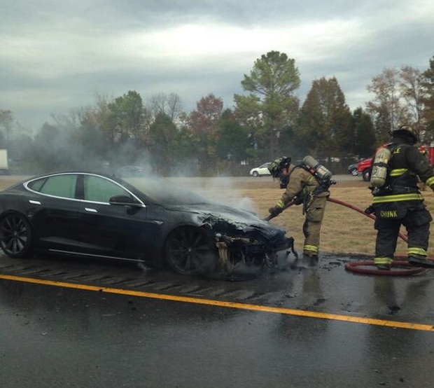 Das Elektroauto Tesla Model S wird gelöscht, der Unfall ereignete sich in Nashville (USA). Twitter user NASHVILLIAN