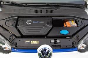 Links, unter der Motorabdeckung, sitzt der Zweizylinder, rechts daneben die Elektrokomponente. Beide Aggregate leisten jeweils 48 PS.  Plug-In Hybridauto VW twin up!. Bildquelle: Volkswagen