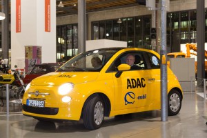 Dr. Markl, Erster Vizepräsident des ADAC, fährt den E-Karabag ins Verkehrszentrum des Deutschen Museums. Foto: Auto-Medienportal.Net/ADAC