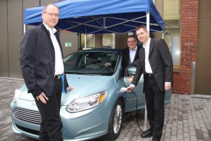 Ford Focus Electric für die HTW Saar (v.l.): Mchael Steuer (vorne links), Qualitätsleiter im Ford-Werk in Saarlouis, übergab das rein batterie-elektrisch betriebene Fahrzeug an Prof. Dr. Wolfram Seibert und Prof. Dr. Hans-Werner Groh. Foto: Auto-Medienportal.Net/Ford
