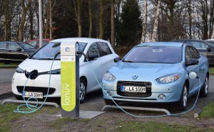 Hier sieht man 2 der Elektroautos, welche von nun an im Fuhrpark der NRW-Umweltverwaltung gefahren werden. Bildquelle: Renault