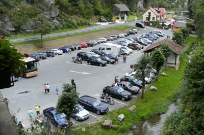 Abbildung 1: Beim Free-Floating- Konzept kann das Fahrzeug einfach auf einem Parkplatz innerhalb des Einsatzgebiets abgestellt werden. Bildquelle: Marc Tollas / pixelio.de