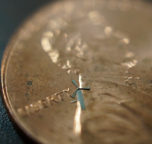 Hier sieht man ein Mikrowindrad auf einer 1-US-Cent-Münze (19,05 mm Durchmesser). Bildquelle: Uni Texas, Arlington.