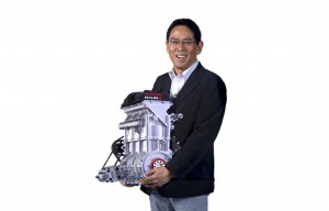 Dadurch, dass der DIG-T R Motor für das Elektrofahrzeug Nissan Zeod RC nur ca. 40 kg wiegt, kann man ihn noch relativ bequem tragen. Bildquelle: Nissan
