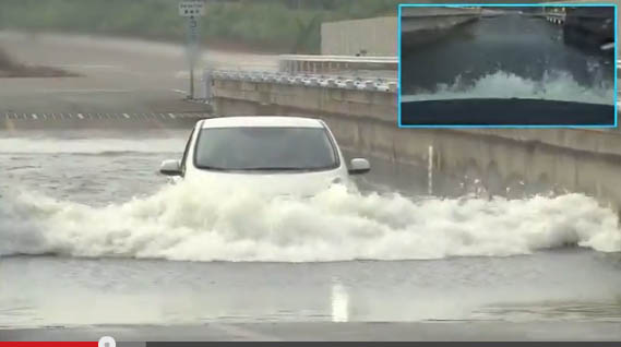 Hier wird das Elektroauto Nissan Leaf im 300mm tiefen Wasser getestet. Bildquelle: Youtube/Nissan