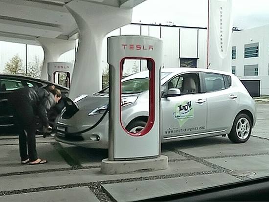 Mit dem Elektroauto Nissan Leaf am Supercharger von Tesla Motors. Quelle: http://insideevs.com/