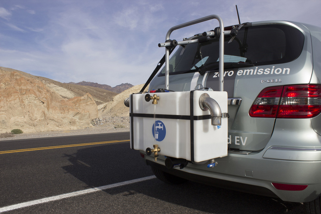 „The Death Valley Experiment“: Diane Kruger und Joshua Jackson mit dem Mercedes-Benz B-Klasse F-Cell im Death Valley, USA. Foto: Auto-Medienportal.Net/Daimler