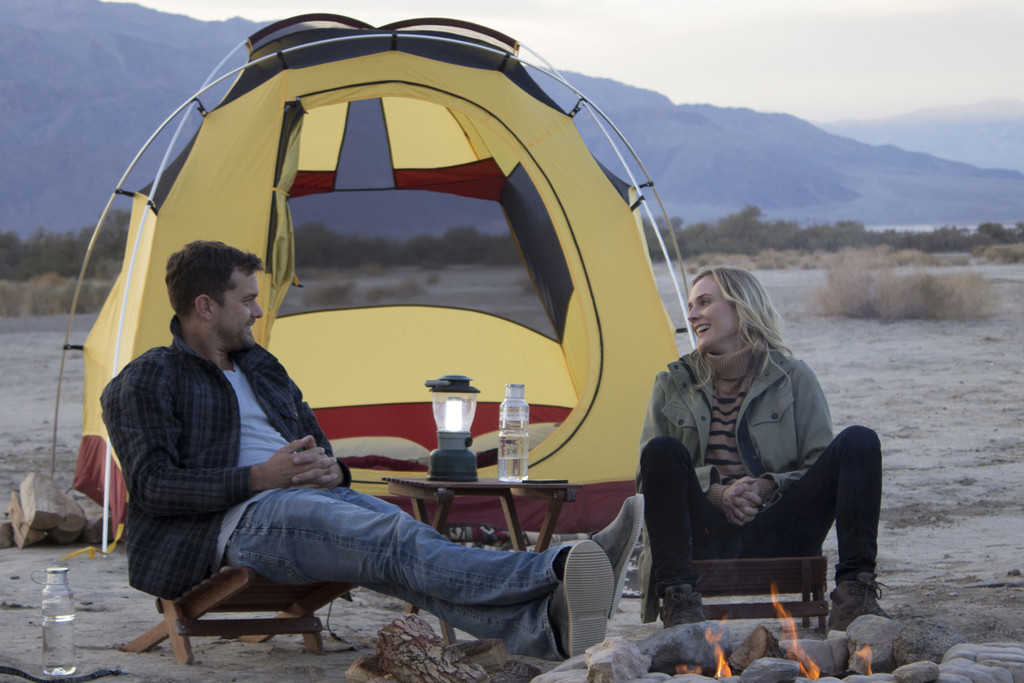 „The Death Valley Experiment“: Diane Kruger und Joshua Jackson mit dem Mercedes-Benz B-Klasse F-Cell im Death Valley, USA. Foto: Auto-Medienportal.Net/Daimler