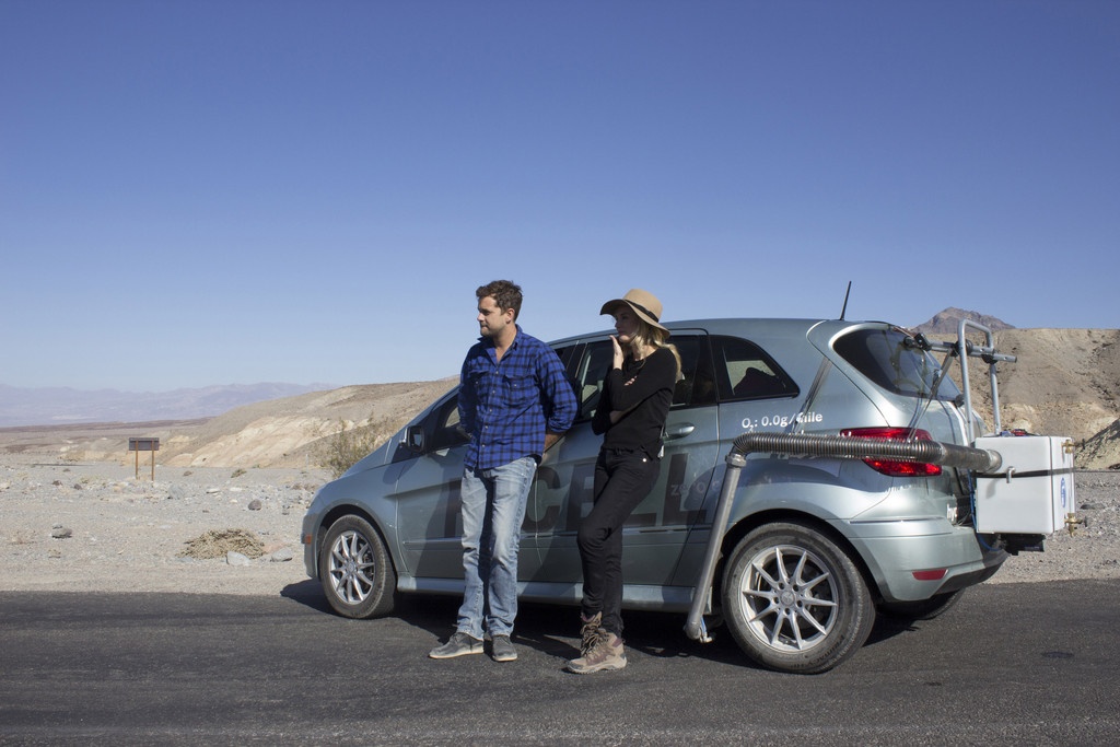 „The Death Valley Experiment“: Diane Kruger und Joshua Jackson mit dem Mercedes-Benz B-Klasse F-Cell im Death Valley, USA. Foto: Auto-Medienportal.Net/Daimler