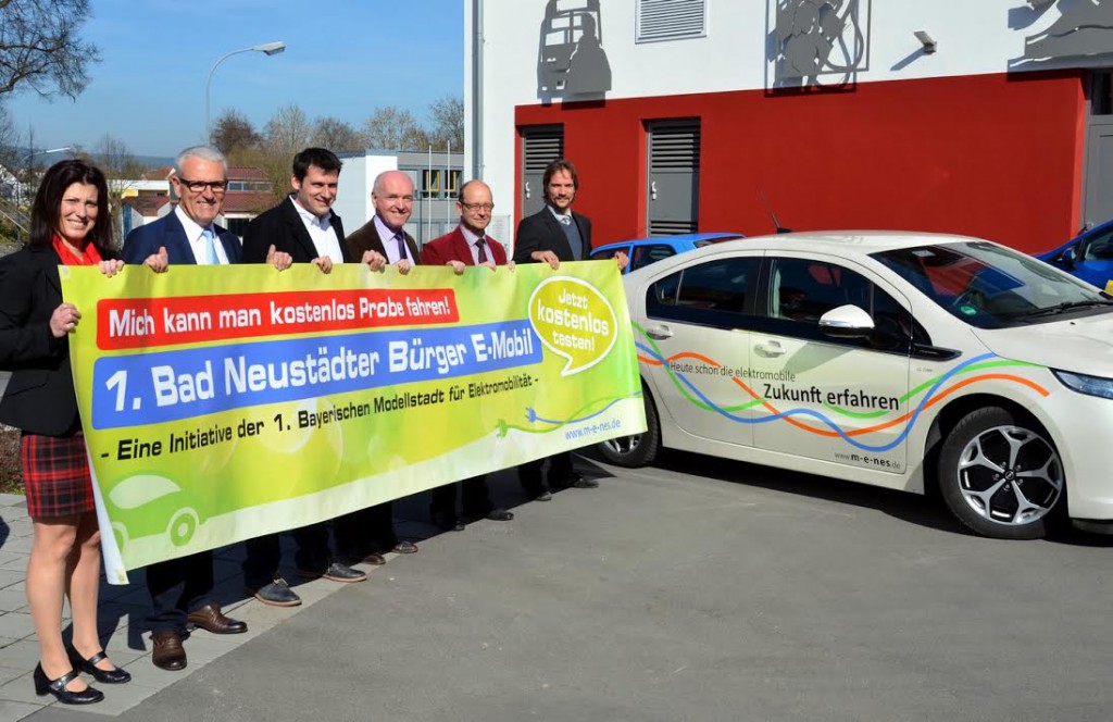 Start frei für das erste Bürger E-Mobil von Bad Neustadt, der 1. Bayerischen Modellstadt für Elektromobilität, gaben soeben (von links) Bianca Benkert, M-E-NES,  Bürgermeister Bruno Altrichter, Dr. Jörg Geier, M-E-NES, Landrat Thomas Habermann, UIrich Leber, Stadtwerke Bad Neustadt, sowie  M-E-NES-Projektleiter Sebastian Martin. Foto: Tonya Schulz 