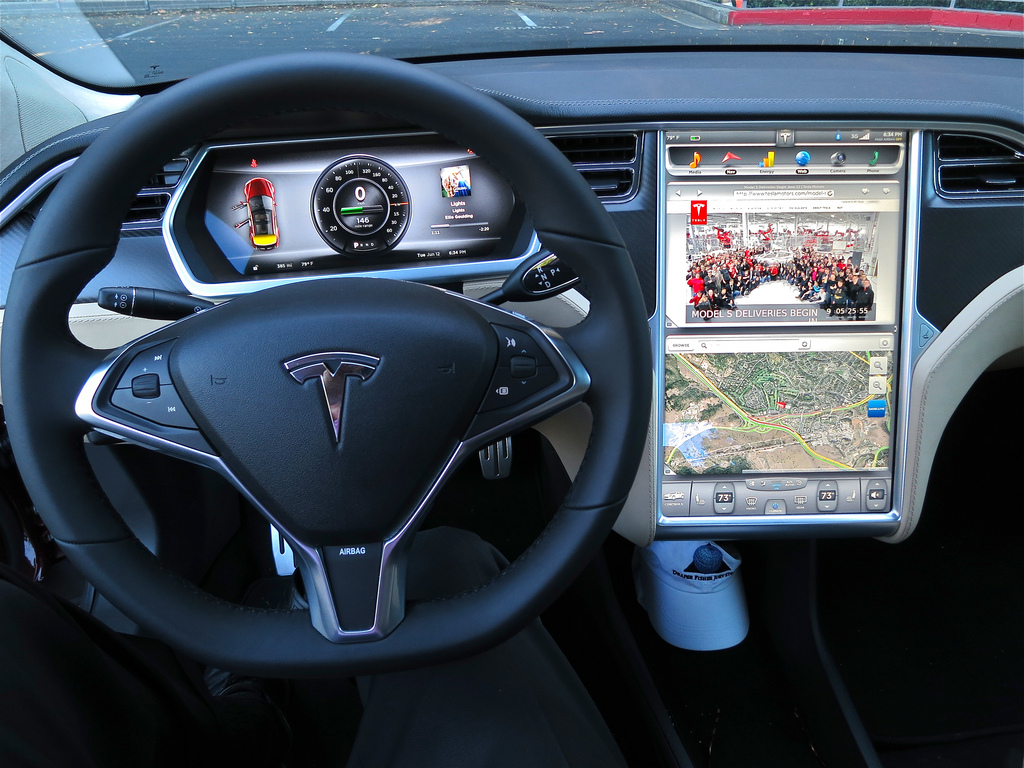 Symbolbild. Das Cockpit des Elektroauto Tesla Model S. Bildquelle: FlickR Jurvetson (CC BY 2.0)