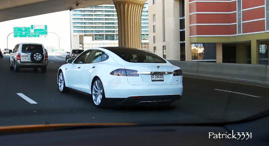 Das Elektroauto Tesla Model S in Dubai. Bildquelle: User Patrick3331 auf Youtube