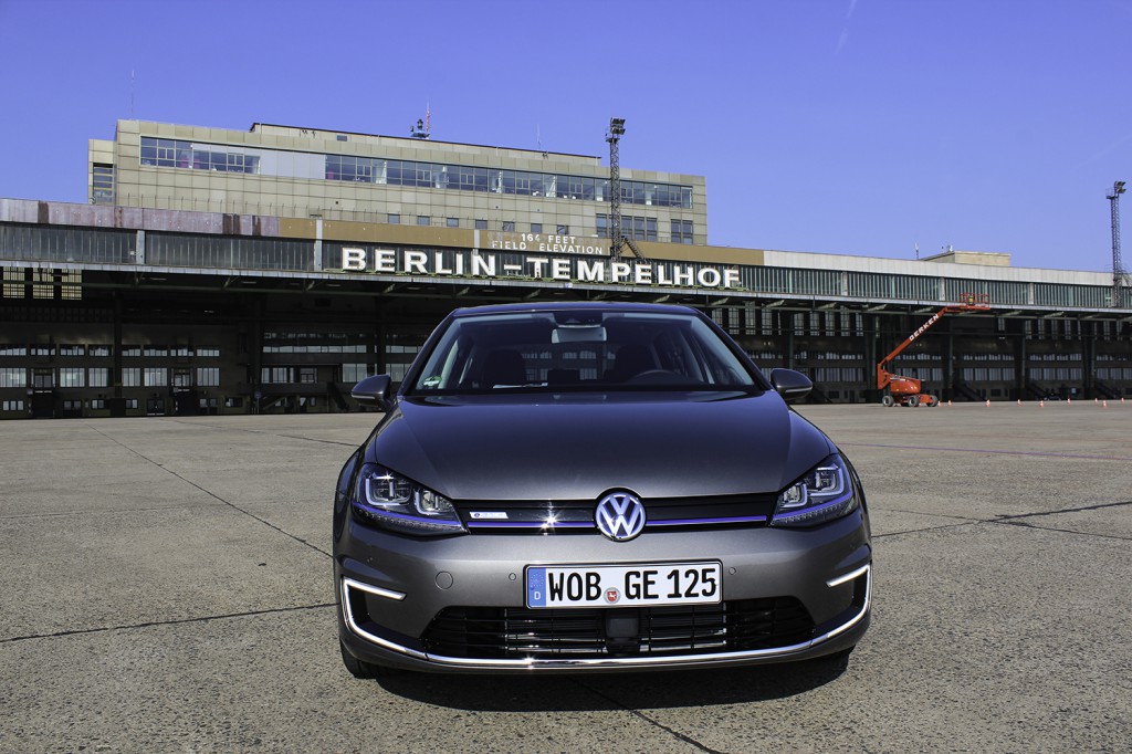 Das Elektroauto VW e-Golf auf dem Flughafengelände Berlin Tempelhof.