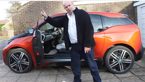 Thomas Grant vor dem Elektroauto BMW i3. Bildquelle: GrantThomas.com / Youtube