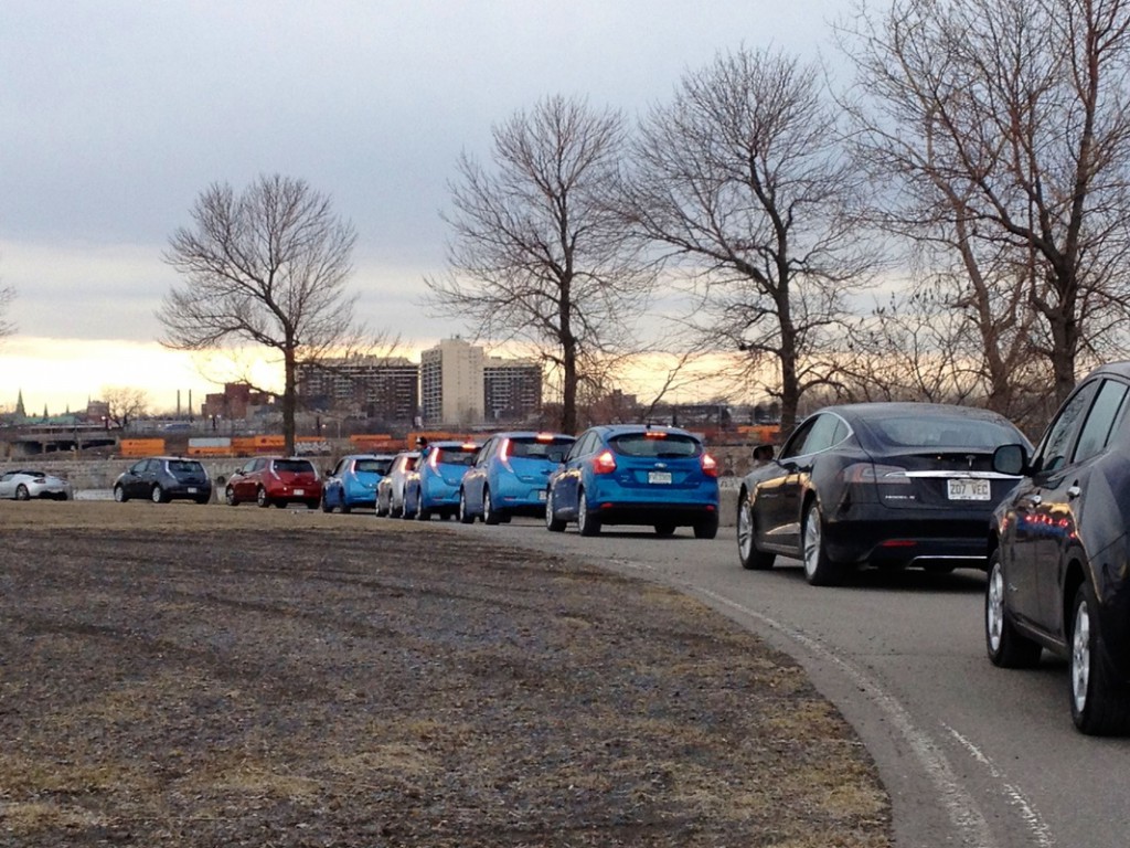 Hier fahren die Besitzer mit ihren Elektroautos in einer Kolonne. Bildquelle: aveq.ca