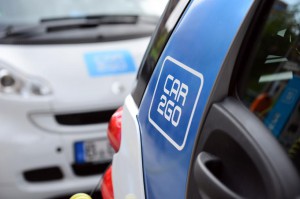 Das Elektroauto smart Fortwo Electric Drive wird aufgeladen, die blaue Farbe ist die typische Lackfarbe für die Fahrzeuge, welche über den CarSharing-Dienst Car2Go gemietet werden können. Bildquelle: Car2Go / Daimler AG