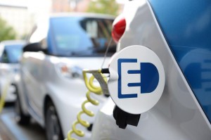 Das Elektroauto smart Fortwo Electric Drive wird aufgeladen, die blaue Farbe ist die typische Lackfarbe für die Fahrzeuge, welche über den CarSharing-Dienst Car2Go gemietet werden können. Bildquelle: Car2Go / Daimler AG