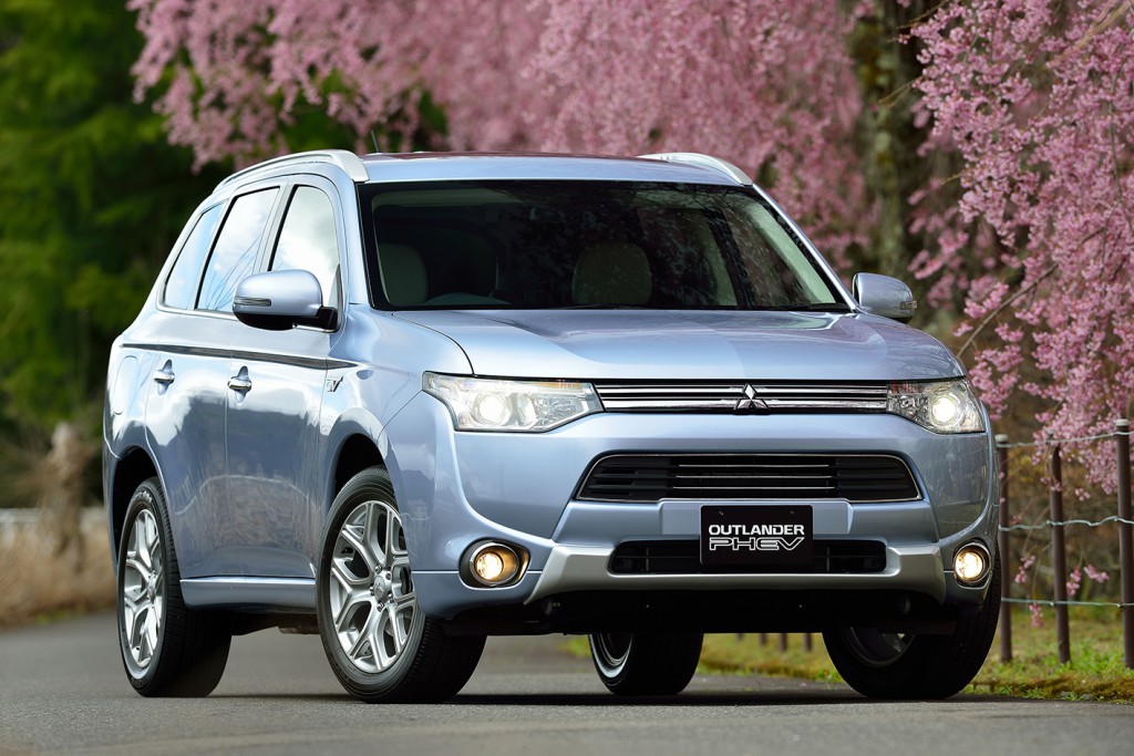 Seit dem 17. Mai 2014 steht das Plug-in Hybrid Outlander bei den Mitsubishi Händlern. Nach 5-Sternen beim Euro NCAP hat das sparsame und umweltfreundliche Fahrzeug jetzt auch in Japan die Bestwertung von 5 Sternen erhalten.  Bildquelle: Mitsubishi