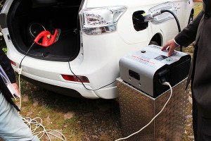 Mit dieser Powerbox kann man den Strom auf dem Plug-In Hybridauto Mitsubishi Outlander PHEV für andere Zwecke nutzen.