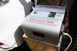 Mit dieser Powerbox kann man den Strom auf dem Plug-In Hybridauto Mitsubishi Outlander PHEV für andere Zwecke nutzen.