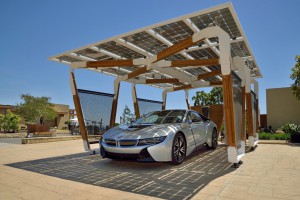 Hier sieht man das Plug-In Hybridauto BMW i8, wie es in dem Solarcarport steht. Bildquelle: Auto-Medienportal.Net/BMW