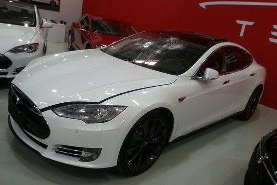 Chinese zerstört sein Elektroauto Tesla Motors weil er Tesla für zu arrogant hält. Bildquelle: (Image via WSJ/Yu Xinquan)