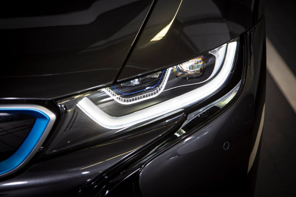 Die ersten 8 Exemplare des Plug-In Hybridauto BMW i8 wurden an ihre neuen Besitzer übergeben. Bildquelle: BMW