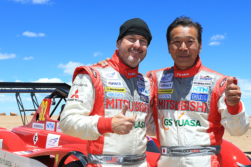 Platz zwei und drei in der Gesamtwertung beim legendären Pikes Peak International Hill Climb in Colorado für die beiden erfolgreichen Mitsubishi Piloten Greg Tracey (li.) und Hiroshi Masuoka. Bildquelle: Mitsubishi