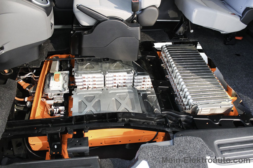 Hier sind die einzelnen Lithium-Ionen Akkuzellen der Batterieeinheit im Elektroauto Nissan e-NV200 zu sehen.