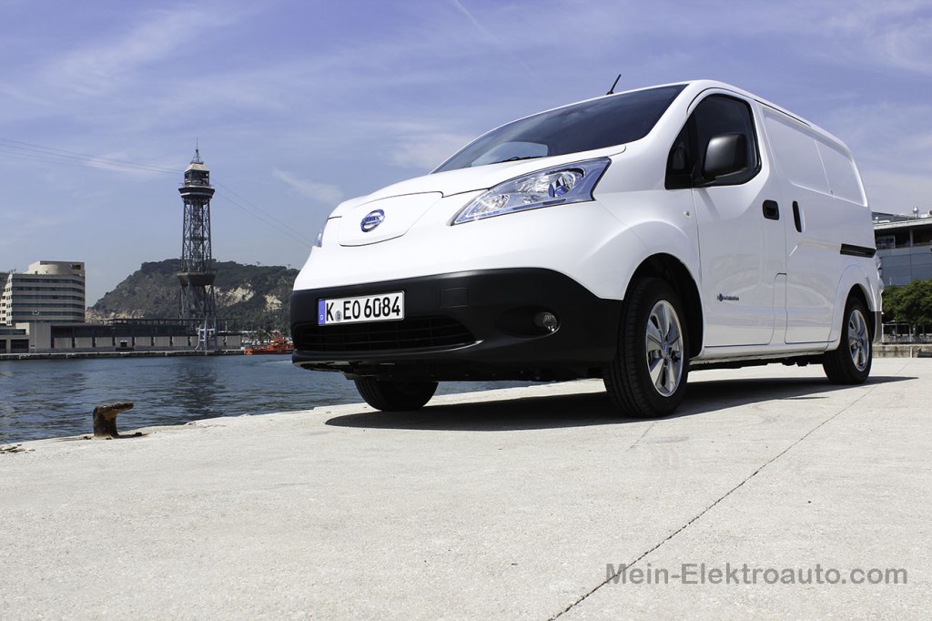 Elektroauto Nissan e-NV200 im  Industriehafen von Barcelona.