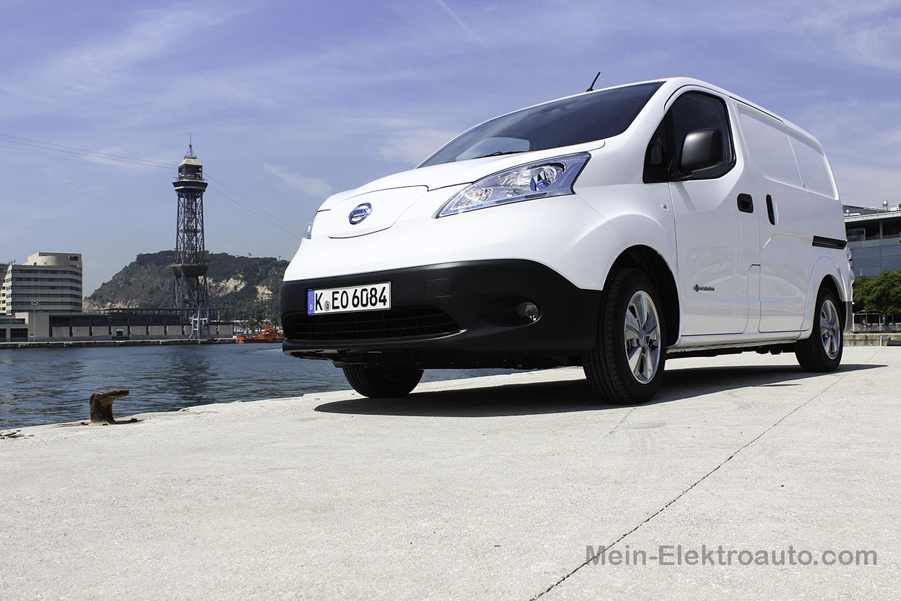 Elektroauto Nissan e-NV200 im Industriehafen von Barcelona.