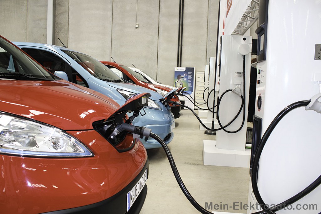 Das Elektroauto Nissan e-NV200 an der Ladestation. 