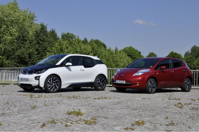 Links ist das Elektroauto BMW i3 und rechts ist das Elektroauto Nissan Leaf. Bildquelle: http://www.auto.de