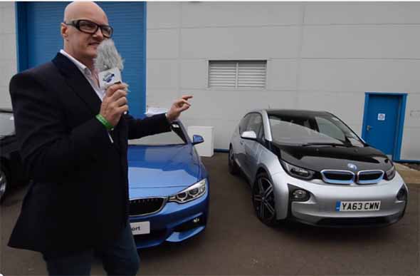 Rechts ist das Elektroauto BMW i3 zu sehen. Bildquelle: GreenFleet Events / Youtube