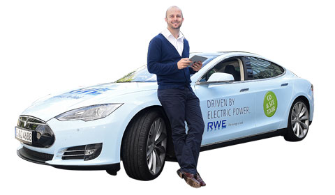 Tim mit "seinem" Elektroauto Tesla Model S. Bildquelle: RWE