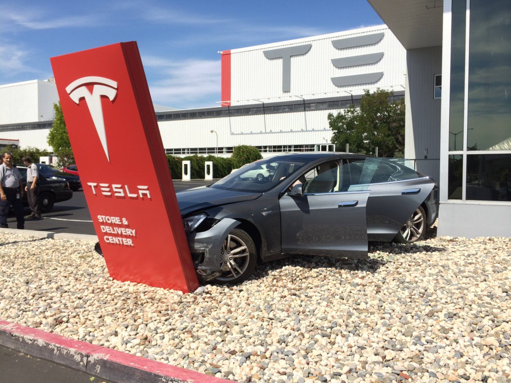 Das Elektroauto Tesla Model S nach dem Unfall. Bildquelle: User: s1lentway von Reddit.com 