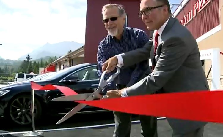 Hier wird der erste Supercharger Kanadad feierlich eröffnet. So kann nun auch in Kanada das Elektroauto Tesla Model S kostenlos aufgeladen werden. Bildquelle: CityTV Official / Youtube